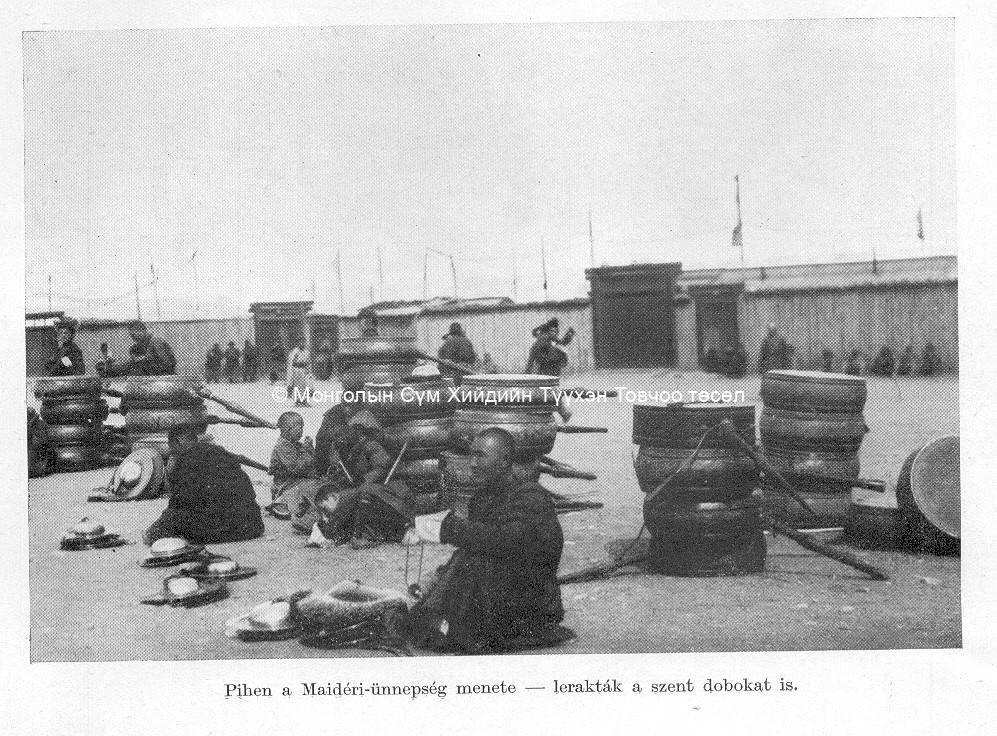 Monks having a rest among drums and cymbals during the Maitreya procession. Forbáth, L., A megujhodott Mongolia, Franklin. A Magyar Földrajzi Társaság Könyvtára. Budapest 1934. p. 56.